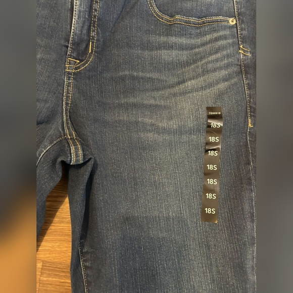 Brand new with tags Torrid 18 short women's jeans - Picture 7 of 13
